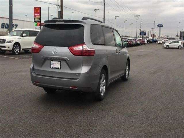 2017 Toyota Sienna LE